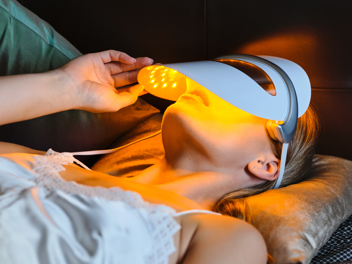 Светодиодная маска для ухода за кожей лица Impulse Derma Pro. Фото: Impulse Device©