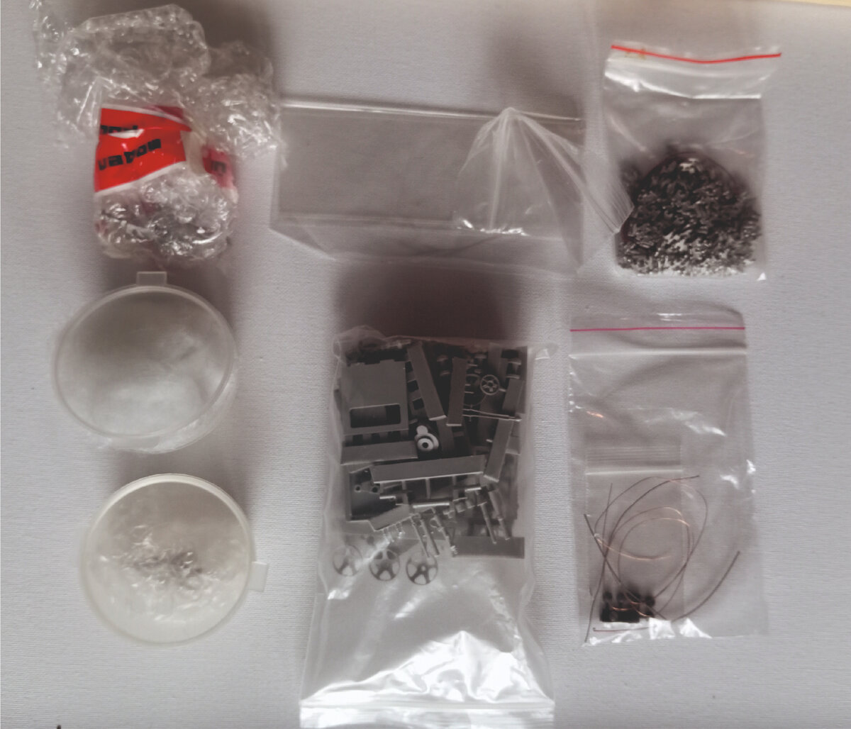       В небольшой коробочке все разложено по материалам очень аккуратно. 