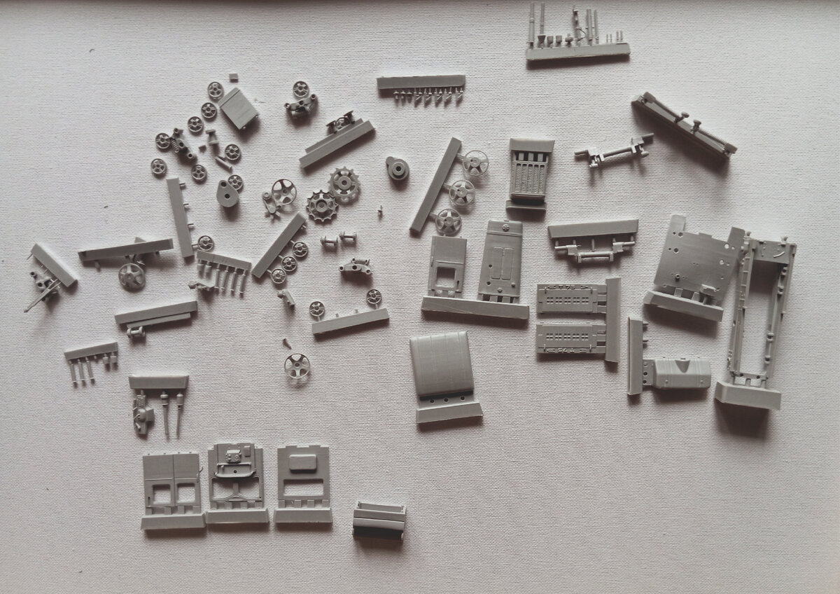 Практически все детали из Смолы.