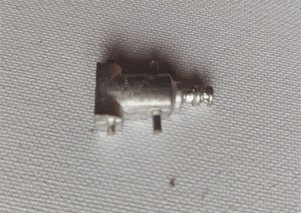 Сцепление изготовлено из металла, что не позволит «Клевать» носом на полке. 