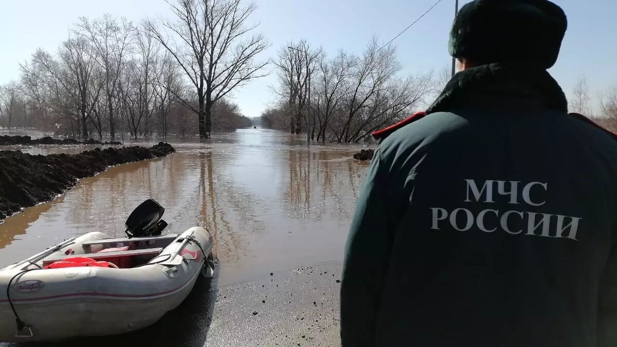     В Оренбуржье вода прибывает. Уровень воды в Урале достиг 10 метров, это уже выше, чем в затопленном Орске и намного превышает безопасный уровень. В городе на нескольких улицах отключают электричество, продолжается эвакуация.