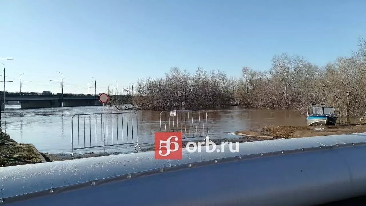 Урал идет в обход дамбы: в Оренбурге вода подбирается к многоэтажкам ЖК  «Риверсайд» | 56orb.ru | Дзен