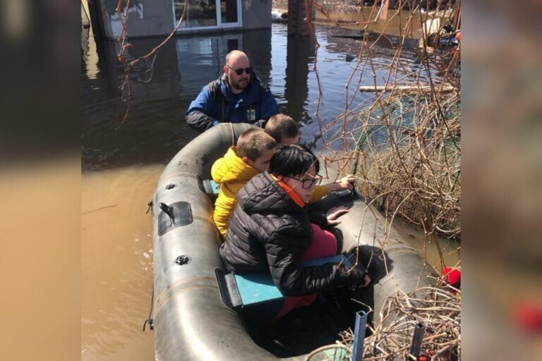    В Овчинном городке Оренбурга спасатели эвакуируют пострадавших от паводка Марина Шарт