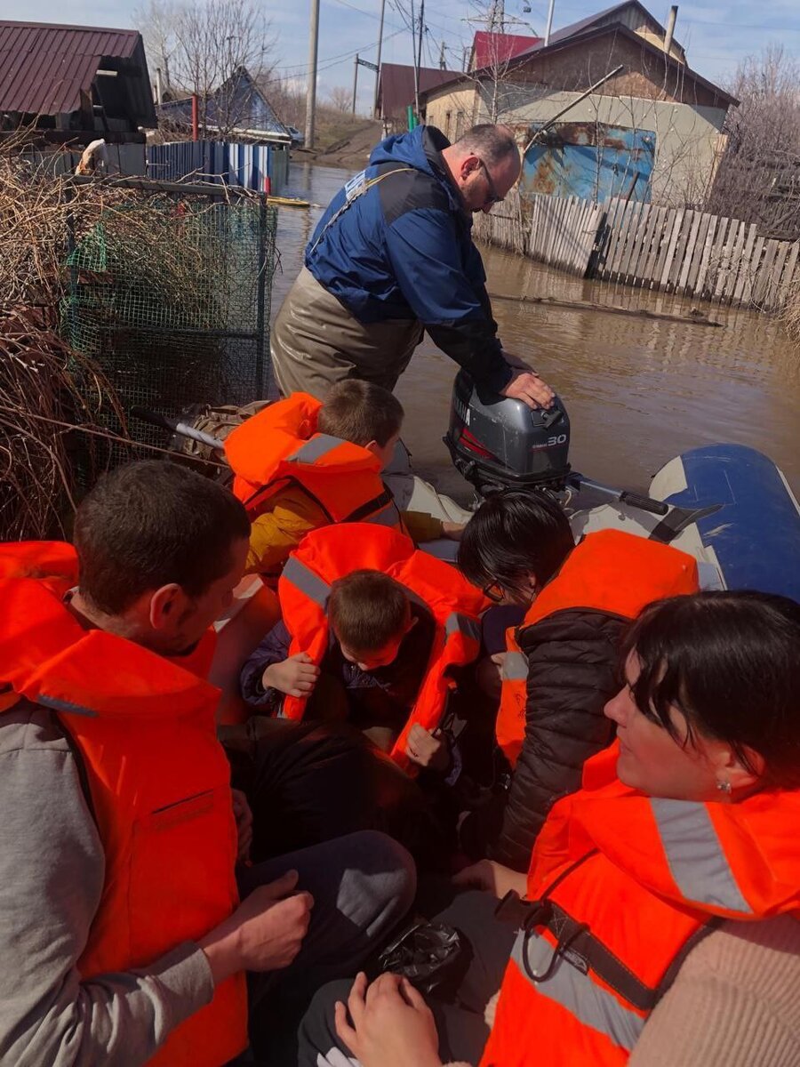  📷    В Овчинном городке Оренбурга спасатели эвакуируют пострадавших от паводка Марина Шарт