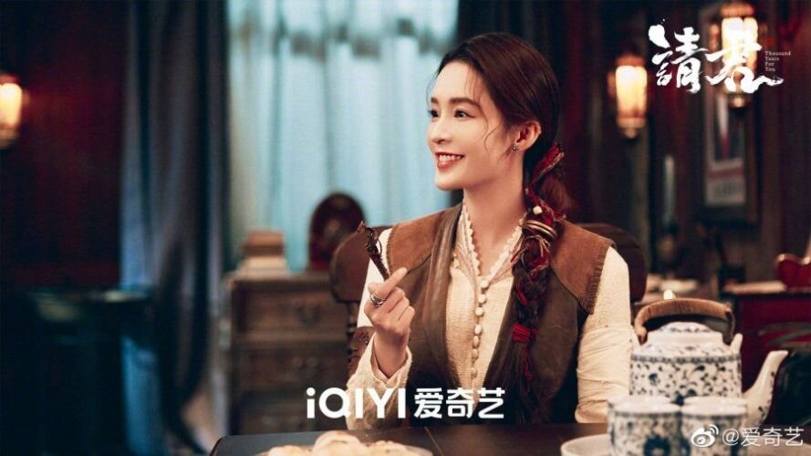 Актриса Ли Цинь в лавной роли