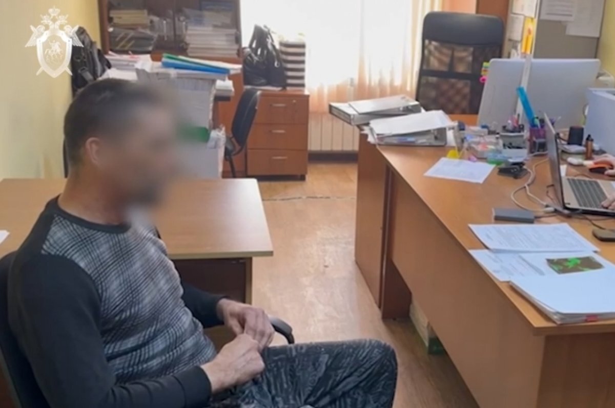    Подозреваемый в убийстве на допросе.
