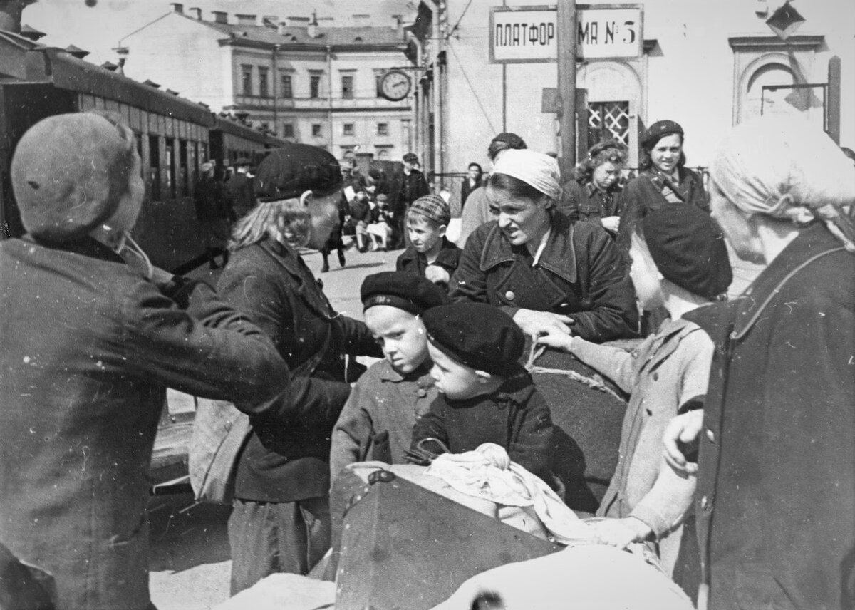 Подготовка эвакуации детей на Московском вокзале в Ленинграде. 1941 год. Архивное фото. Автор Борис Лосин