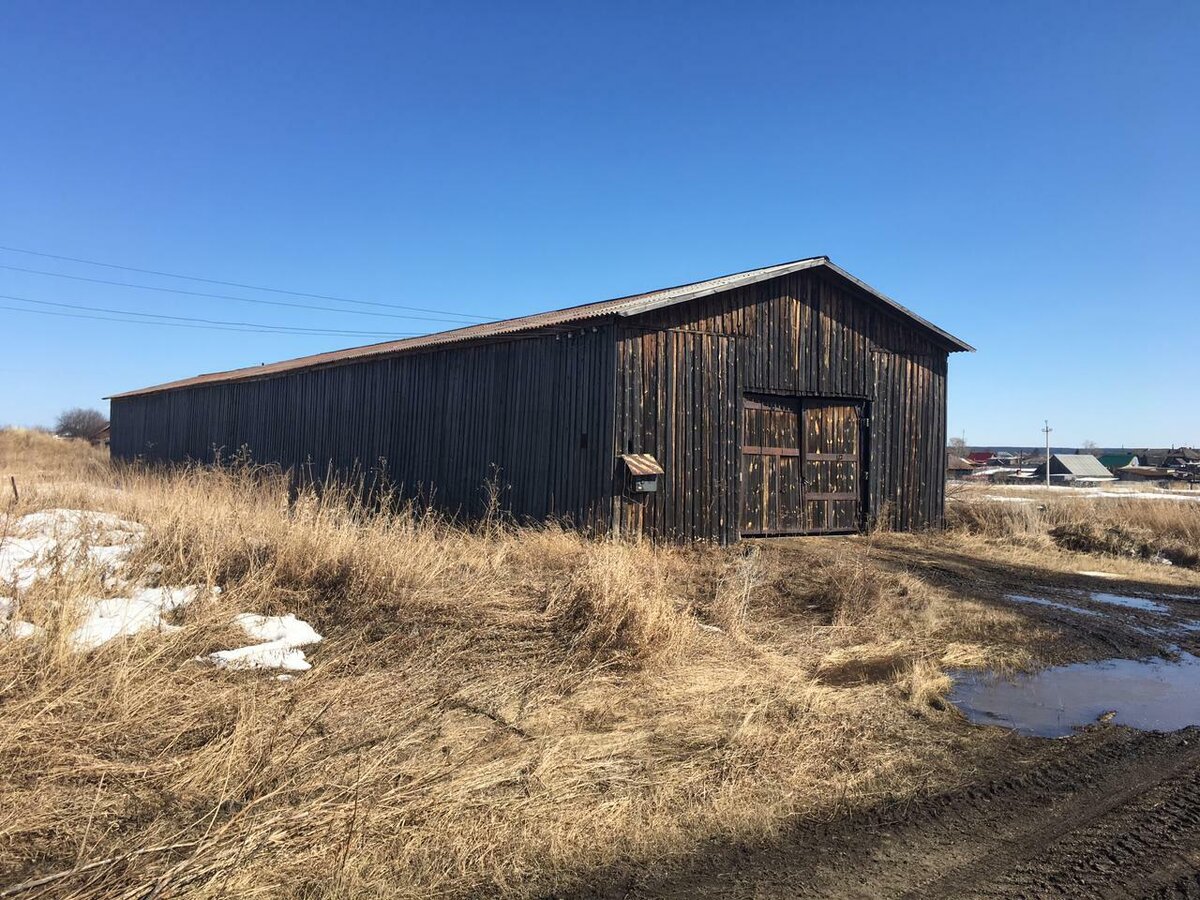 В результате демонтажа таких амбаров мы и получаем амбарную доску