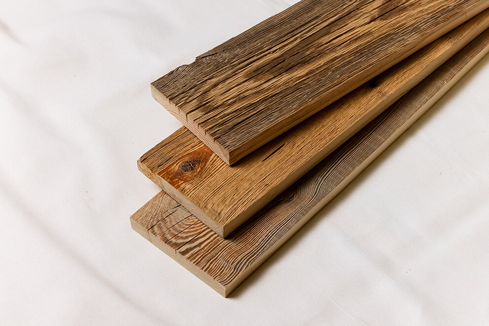 Коричневый цвет амбарной доски достигается не за счет окрашивания, а в результате обработки нейлоновыми щетками верхнего слоя дерева – брашировки