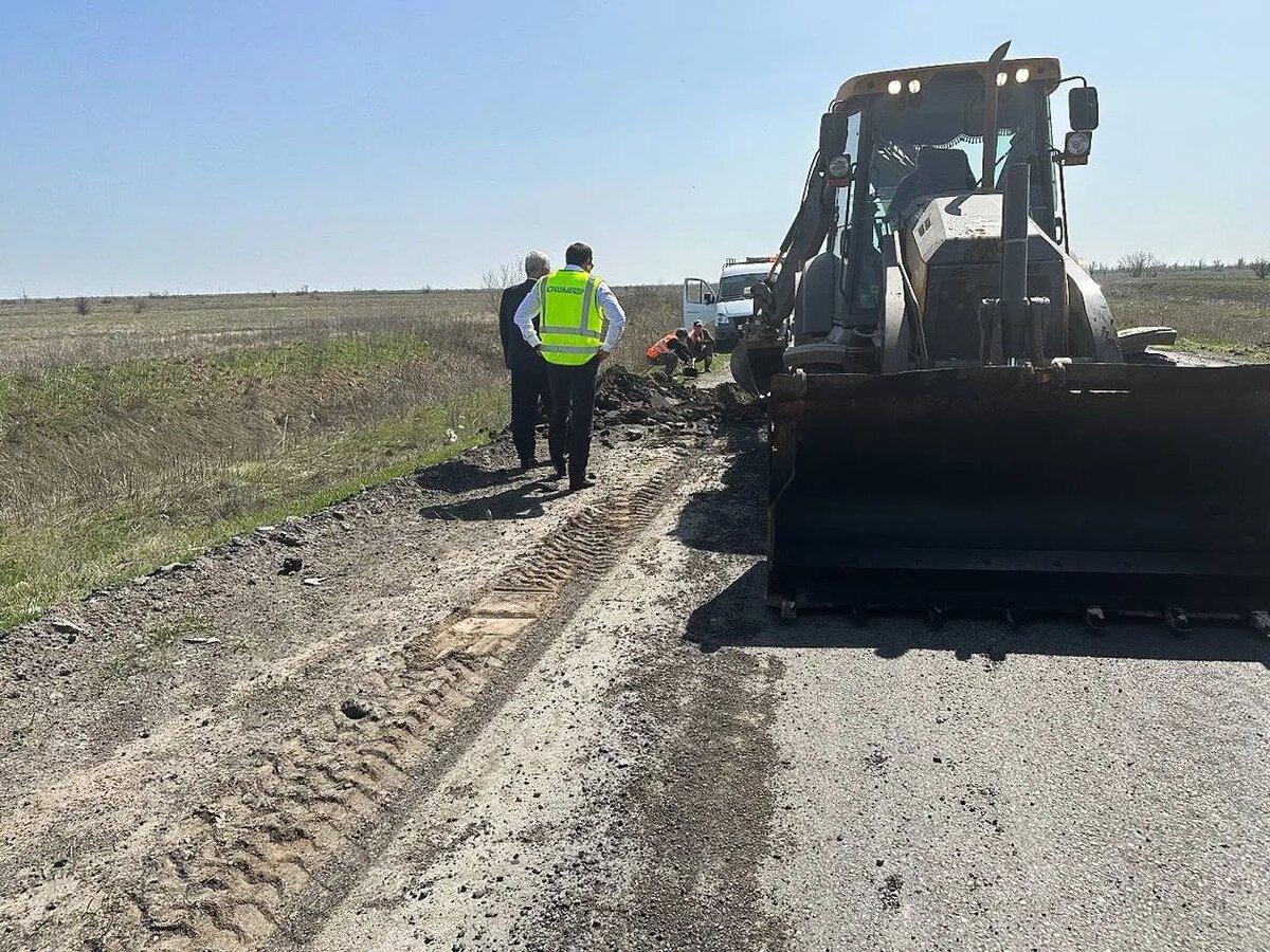 Дорожники вышли на убитую трассу Волгоград – Астрахань | PUNKT-A.INFO | Дзен