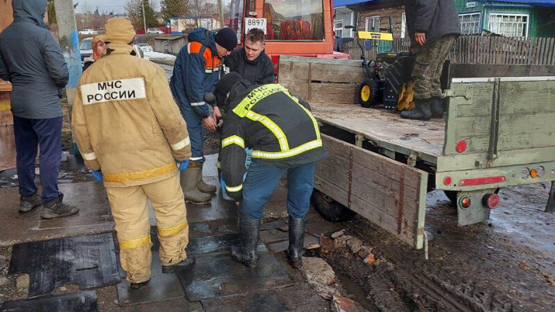     В алтайском селе укрепили дамбу, чтобы не дать воде зайти на улицы. ГУ МЧС по Алтайскому краю