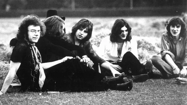King Crimson на траве, 1969 год. (Изображение предоставлено: Архивы Майкла Окса через Getty Images)