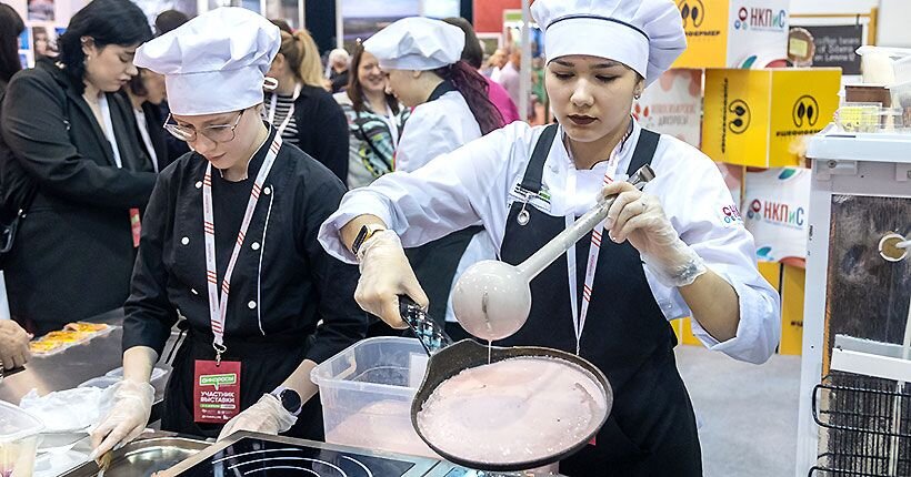 Гостей угощали гостей розовыми блинами (в тесто входит свекольный сок) с облепиховым соусом. 