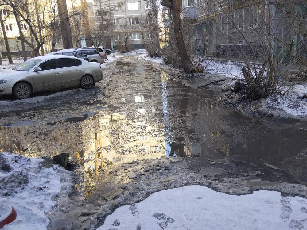 Лужа. Лужа во дворе. Огромная лужа. Дворы Екатеринбурга.