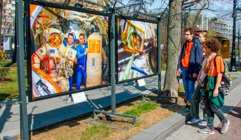 На выставке Олега Кононенко. Фото пресс-службы "Роскосмоса"