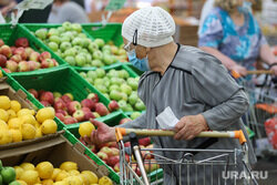 Пенсионерка пожаловалась на высокие цены в продуктовых магазинах Фото: Екатерина Сычкова © URA.RU
