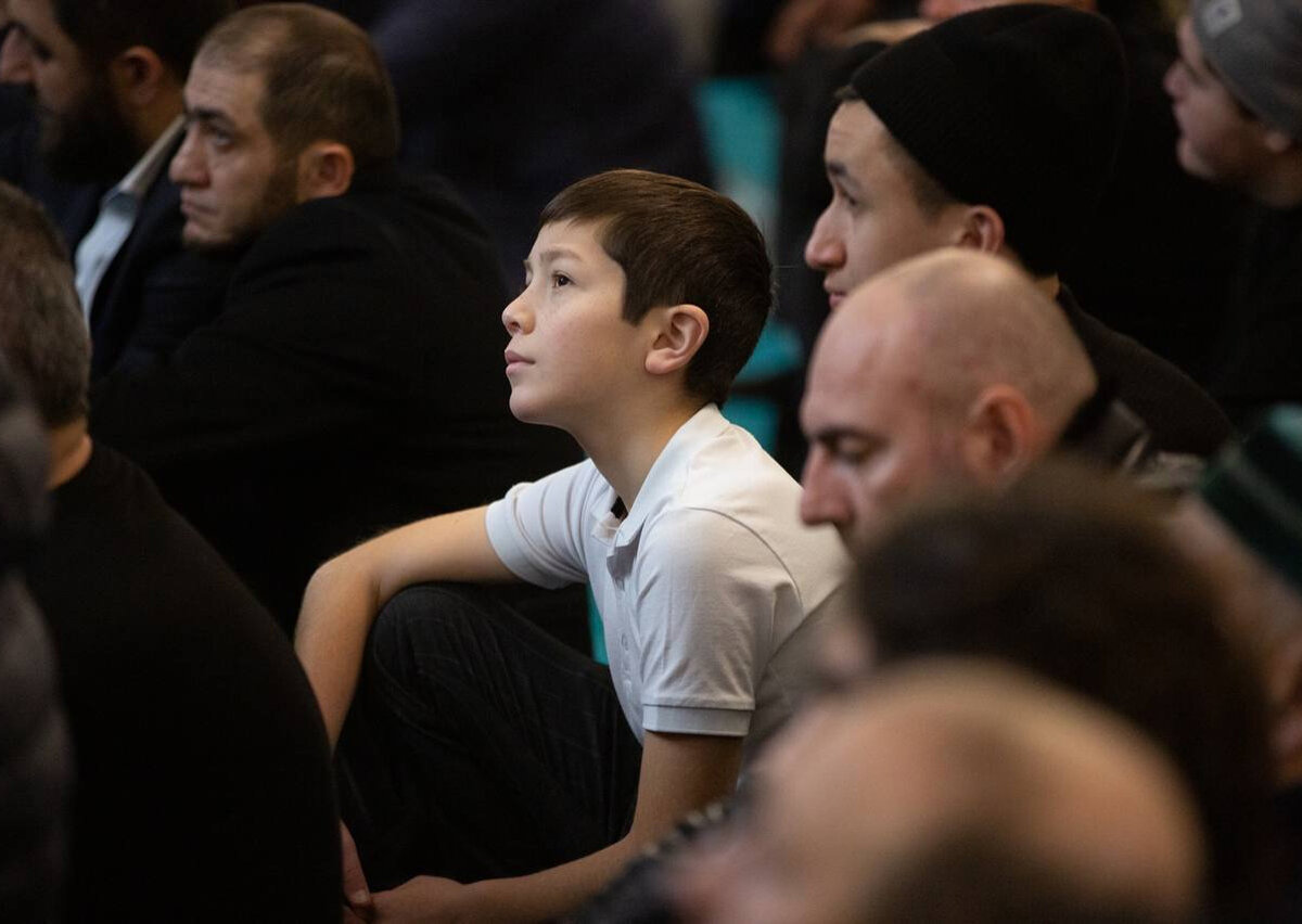 Хутбу в соборной мечети Черкесска каждую пятницу слушают тысячи верующих. Фото пресс-службы парламента КЧР.