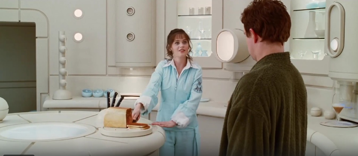 На кухне господствуют округлые формы. Кадр из фильма «Автостопом по галактике» (2005).