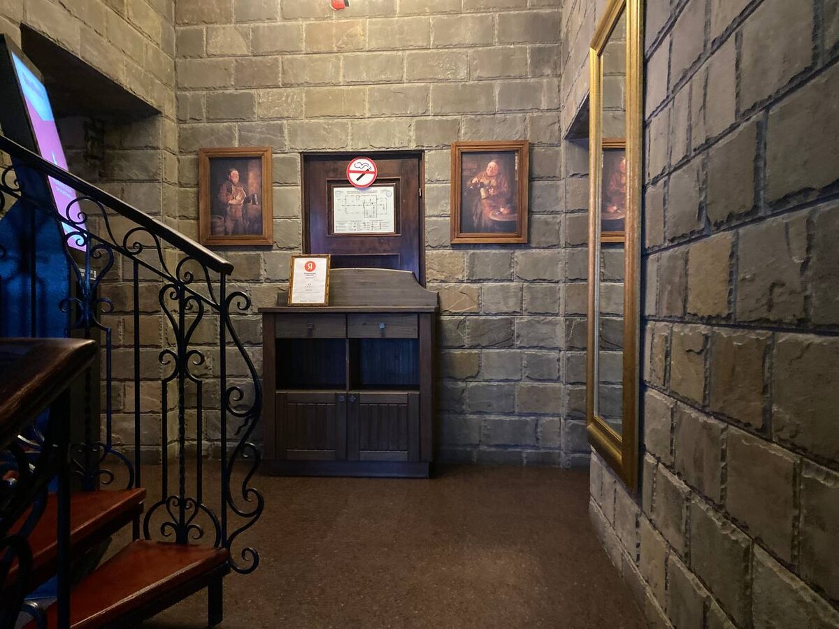 Так выглядит вход в зал для гостей на второй эаже