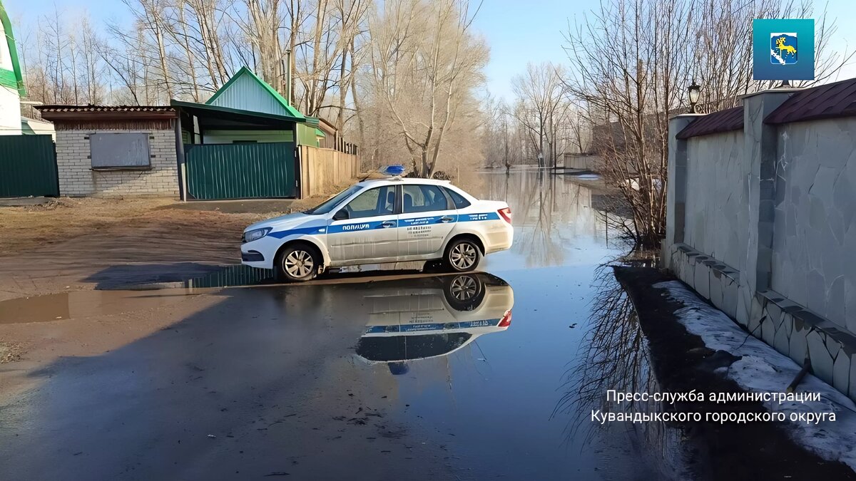 Готовятся к борьбе с водой: в Кувандыке жители экстренно оборудуют насыпи у  домов | 56orb.ru | Дзен