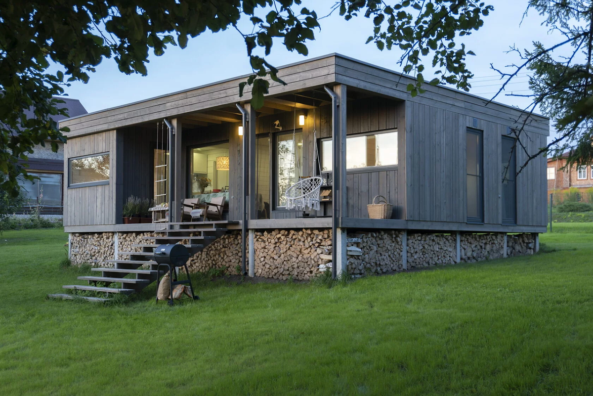 ScoutDacha 50 (СкаутДача 50) — теплый дом площадью 50 м². В доме 3 спальни, кухня-гостиная, большие окна и плоская крыша