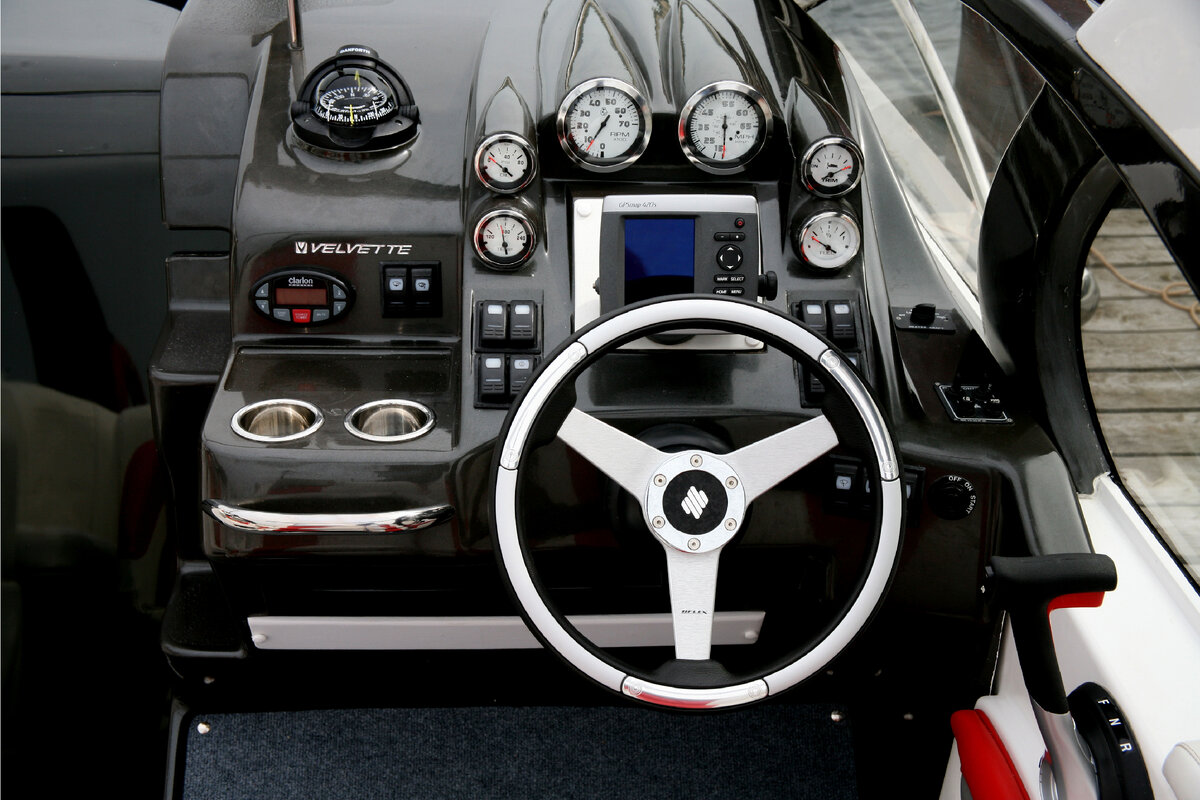 Velvette 29 Envy - спортивный круизер, который поразит вас своей эргономикой. 
Комфорт: На борту легко и комфортно проводит время компания из 8-10 человек. Velvette 29 Envy - рекордсмен по количеству полезной площади и посадочным местам.