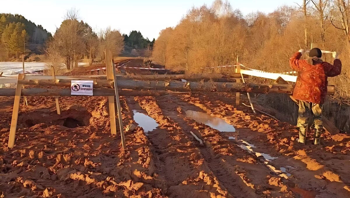    В Малопургинском районе Удмуртии из-за паводка обрушилась стенка одной из шахт водосброса Малосюгинского пруда, из-за чего образовался провал грунта. Об этом в соцсетях сообщил председатель правительства республики Ярослав Семенов.