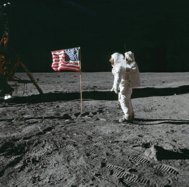 Источник: NASA (тот самый «развевающийся на ветру» флаг) 