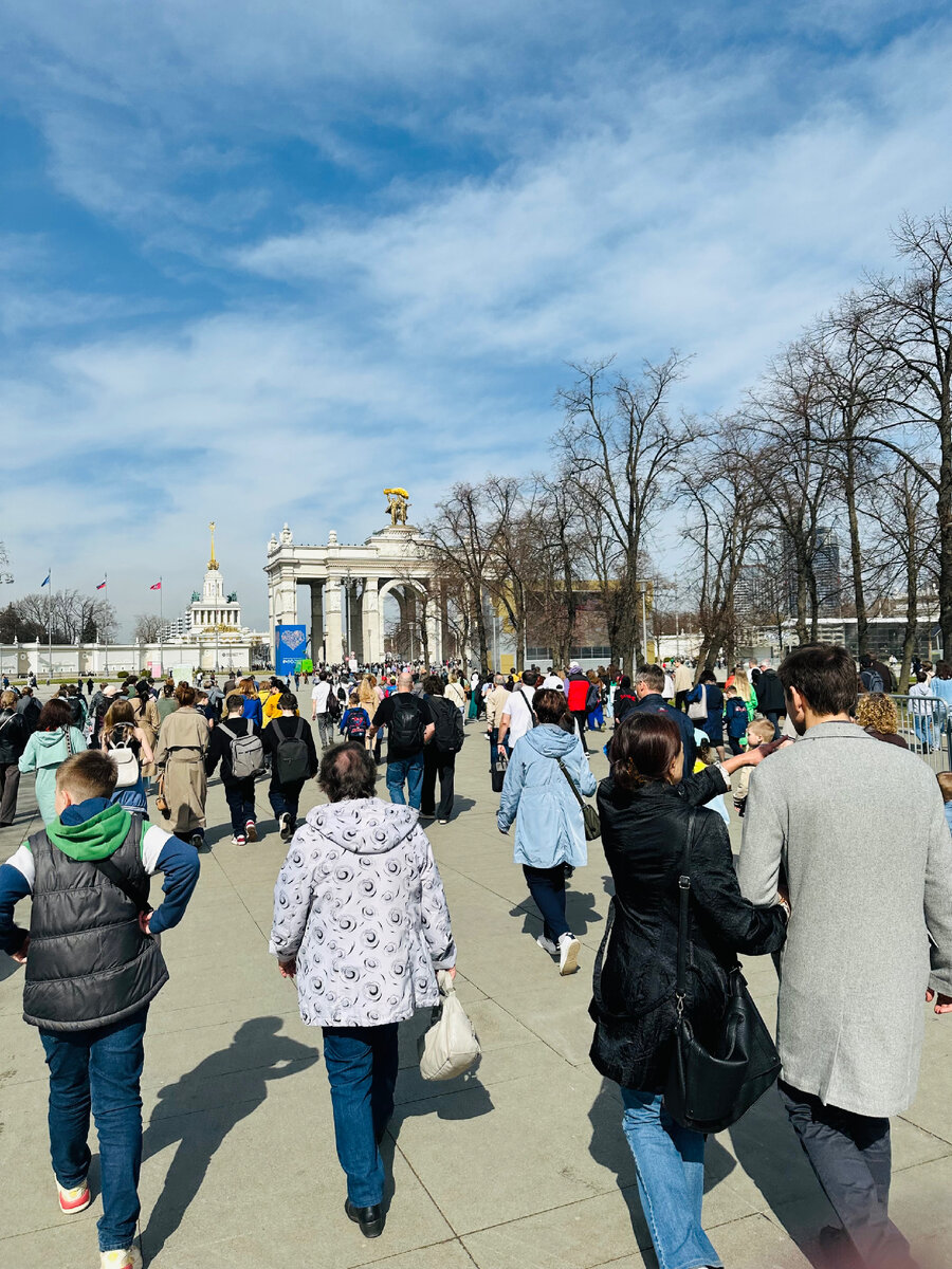 Время 11:30, будний день, народ просто потоком идет. 