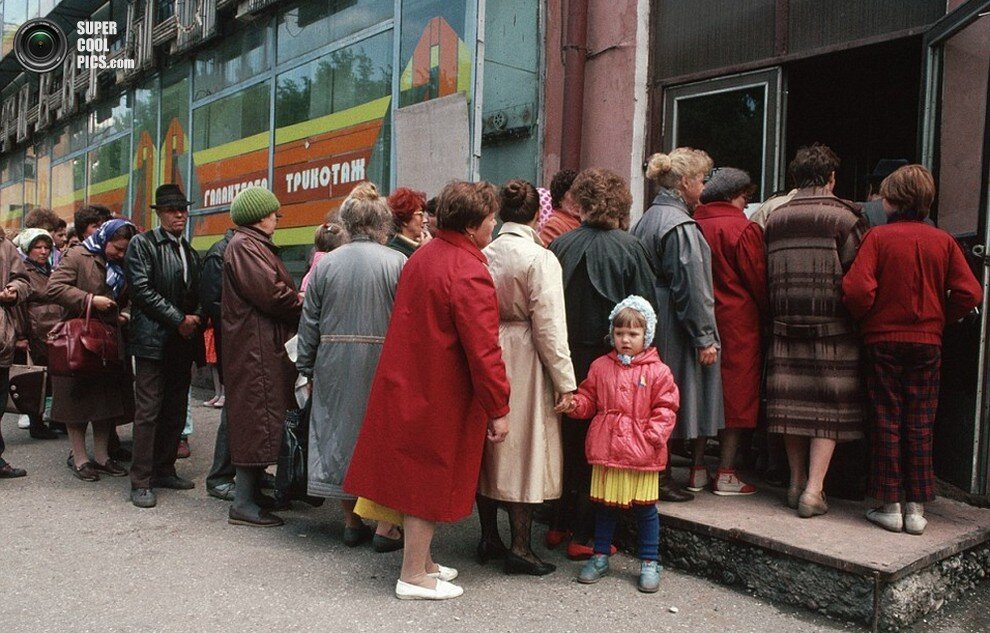 Очереди в СССР были всегда, но в конце 80-х начале 90-х они достигли немыслимых размеров. (фото: Peter Turnley/CORBIS)