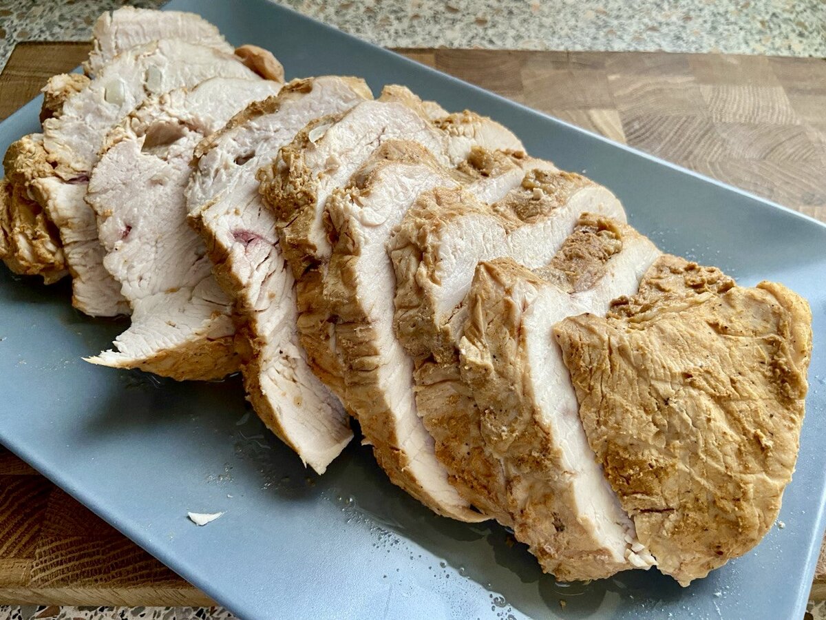 Нежная и сочная (!) грудка индейки из рецепта выше.