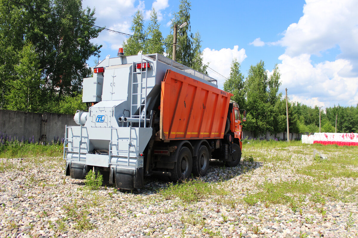 Универсальное средство для равномерного распределения вяжущего материала в соответствии с ГОСТ 23558-94. На базе КАМАЗ, МАЗ и др.