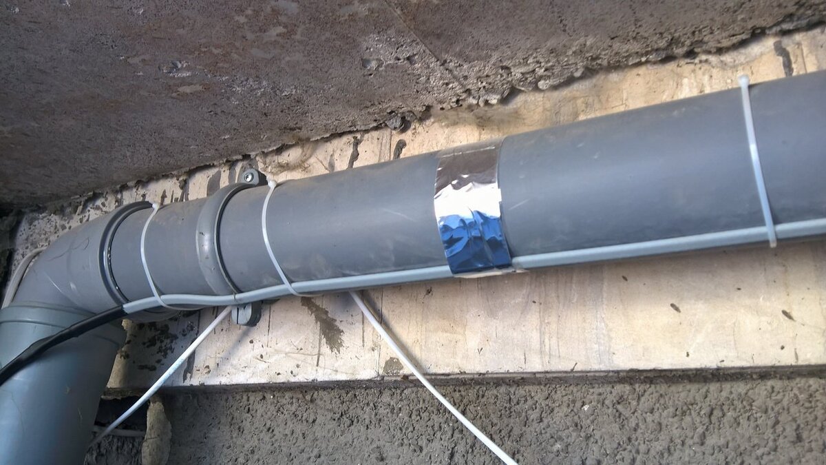 Греющий кабель на канализационной трубе (картинка взята из сети Интернет)