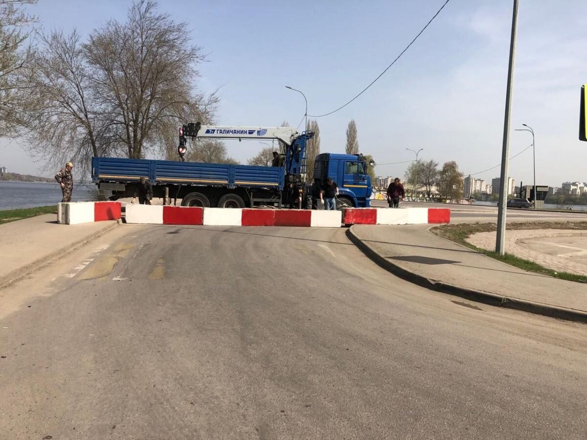 На дамбе Чернавского моста в Воронеже перекрыли часть парковки для  безопасности | «Воронежские новости» | Дзен