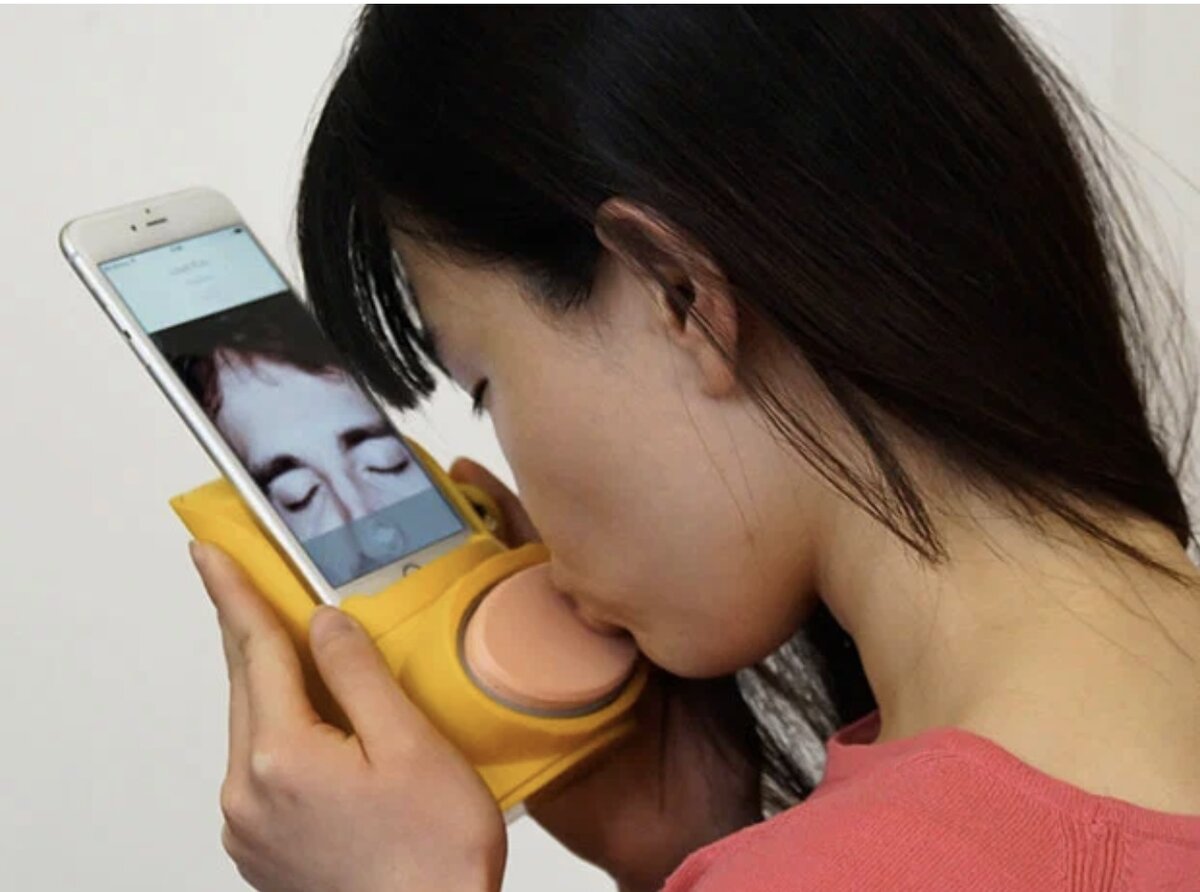 Устройство для передачи поцелуев 