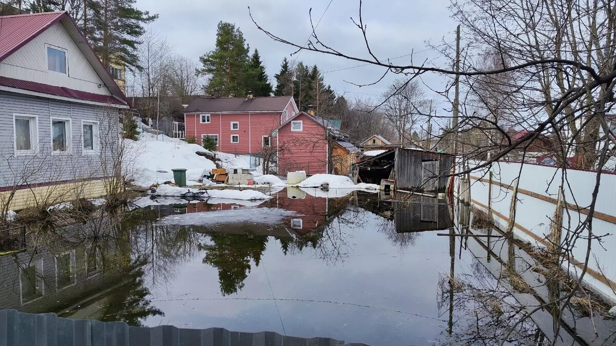     На месте ЧП установили две дополнительные помпы, об этом сообщила мэр города в своем телеграм-канале.