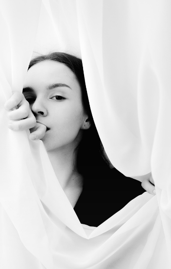 Не стоит недооценивать влюбленную девушку. Она хочет знать все о том, кого любит, она хочет привязать его к себе. И никому не позволит приближаться к нему. В этом и заключается женская любовь. 
