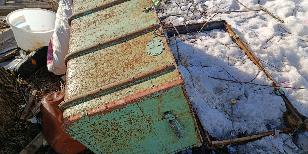 Чего только не встретишь на наших мусорках: наткнулась на роскошный старинный сундук, а ушла с оптовой партией стекол для керосинок🤣