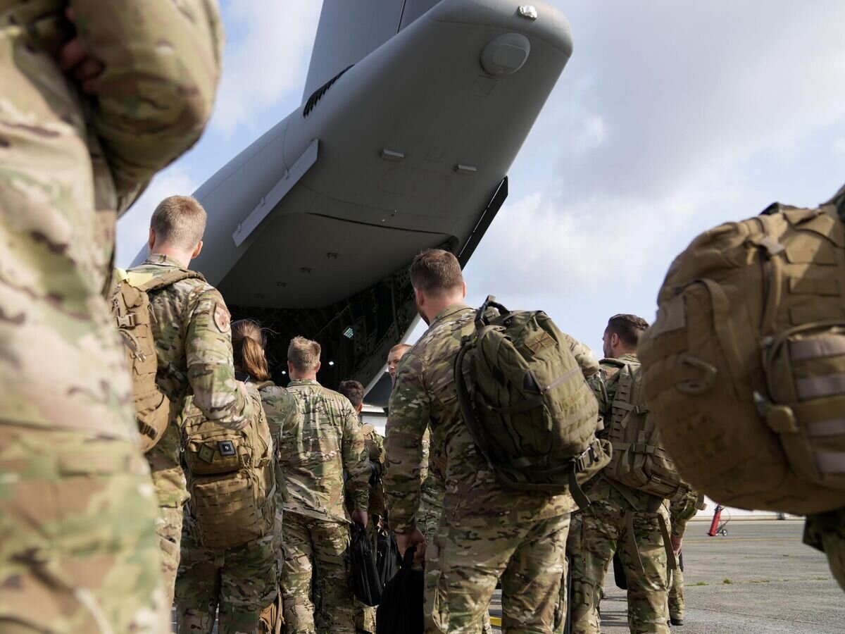    Солдаты готовятся к посадке на военно-транспортный самолет© AP Photo / Virginia Mayo