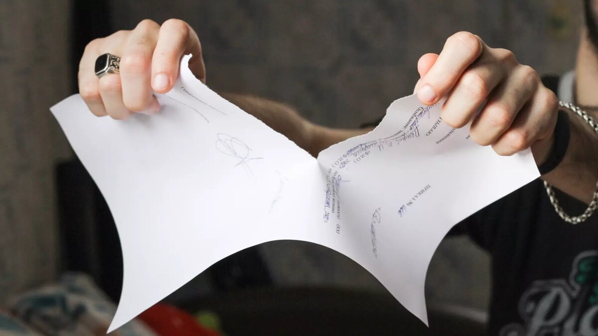     Красноярцы рассказали о своих увольнениях, которые им запомнились больше всего — кого-то уволили за опрокинутый поднос, а кто-то ушел сам, потому что за три месяца получил ноль рублей. «ПМ» собрал эти истории.