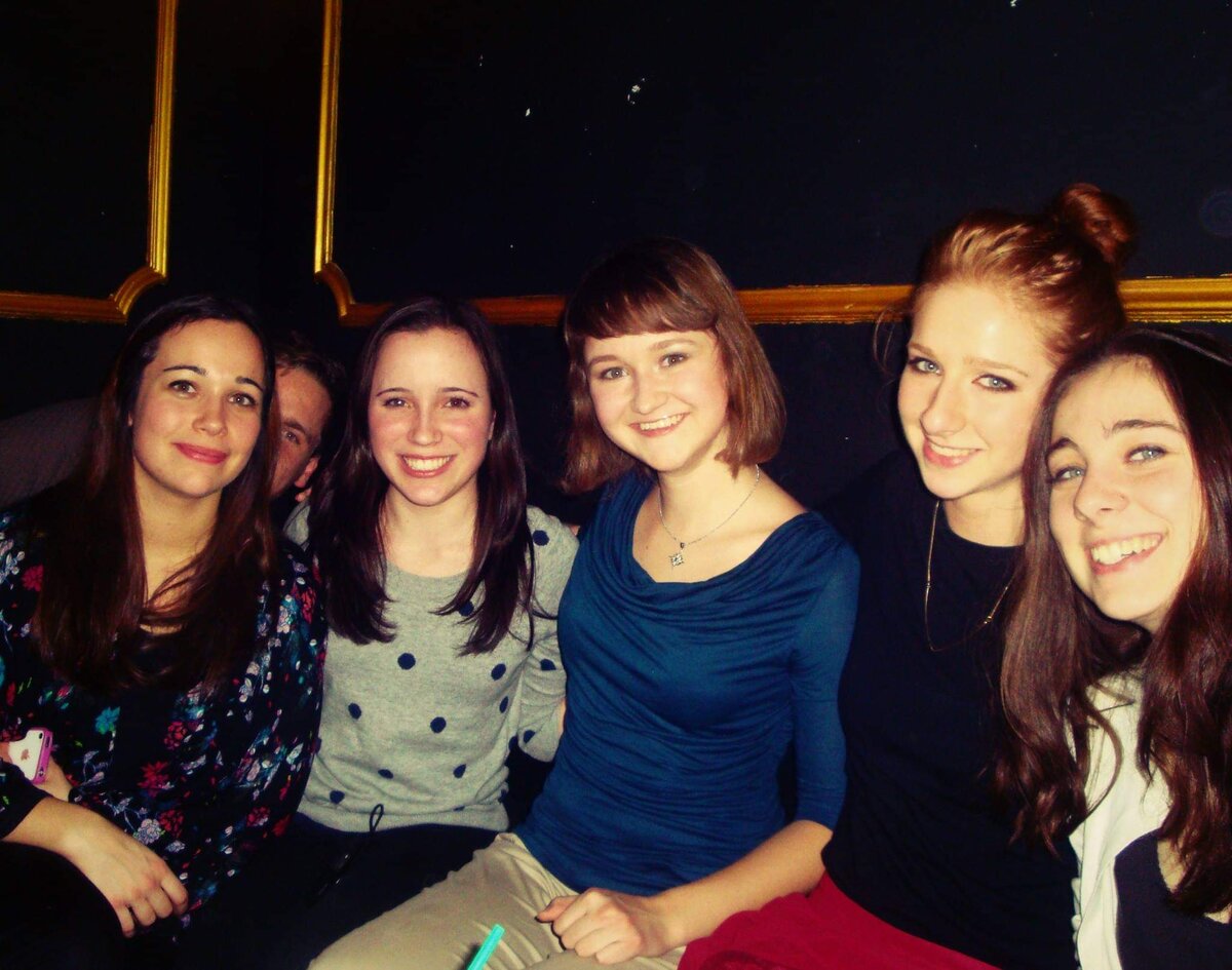 Я с однокурсницами во время программы студенческого обмена во Франции. Мне здесь 22. 