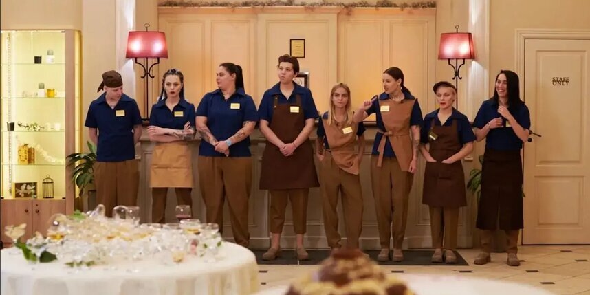    Пацанки в отеле пробуют себя в разных профессиях.телеканал "Пятница!"