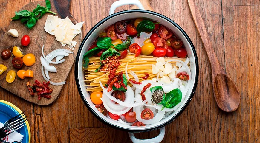 Метод One pot meal означает приготовление блюда из нескольких ингредиентов буквально «в одном горшке», то есть емкости