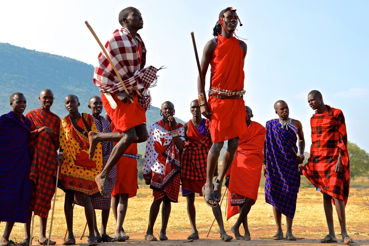 Масаи - одни из самых высоких народов в мире, иметь рост под два метра для них норма. Масаии живут в саваннах Кении и Танзании.
