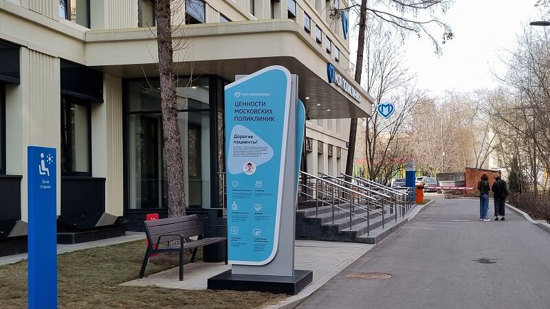 Московские поликлиники активно ремонтируют по социальной программе. Фирменный цвет взрослых — синий, детские оформляют с использованием зеленого 