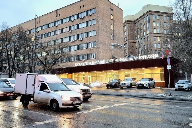 Федеральные медучреждения в Москве работают качественно, но доступны либо по направлению участкового, либо за деньги. Палата здесь стоит 1800-2900 рублей в сутки
