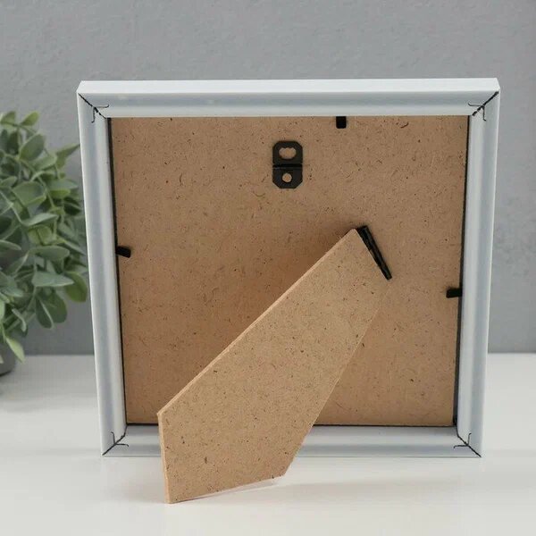 Оборотная сторона белой рамки: есть подвес и подставка.