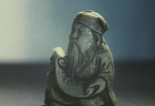 Кадр из фильма «Каникулы Кроша». Фигурка «Мудрец со свитком»