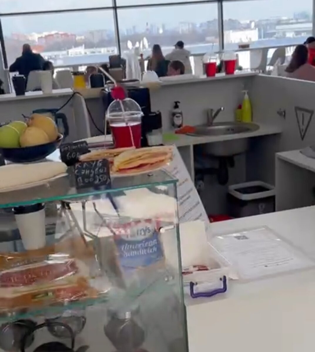 Скриншот из видео. Вид на раковину