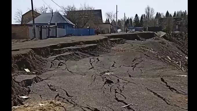     В Аше (Челябинская область) оползень разрушил дорогу на улице Набережная, сообщается в паблике «Аша | Город» в соцсети «ВКонтакте».